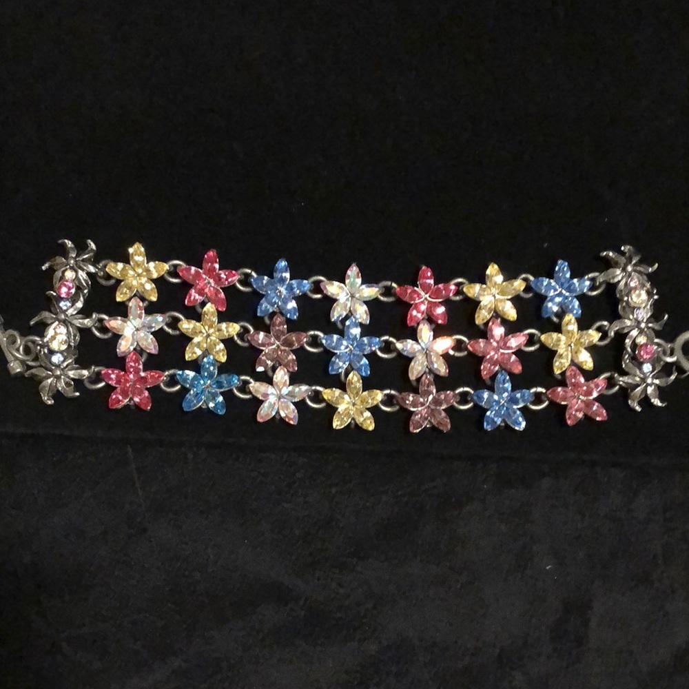 Flower jeweled bracelet